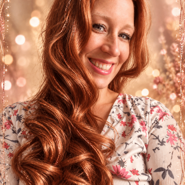 Gründerin Maria Zapp mit ihrer neuen kupferroten Haarpracht und Hair Tinsel in Copper Crush